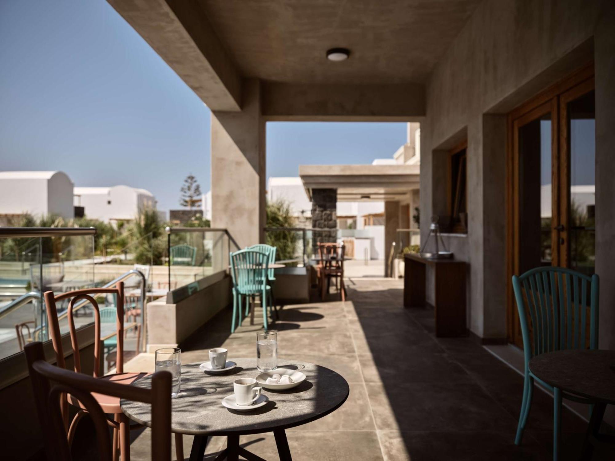 Sea Breeze Santorini Beach Resort, Curio By Hilton Agios Georgios  Kültér fotó