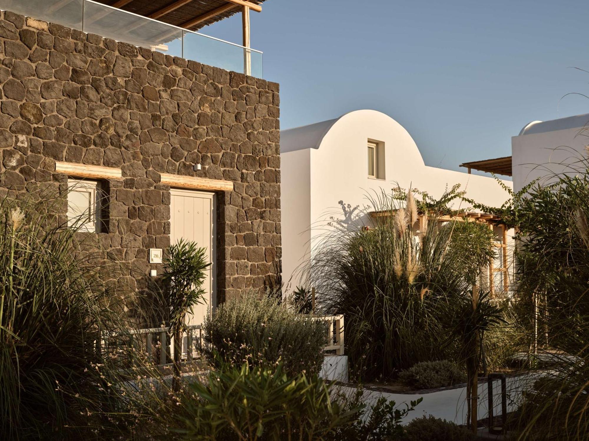 Sea Breeze Santorini Beach Resort, Curio By Hilton Agios Georgios  Kültér fotó