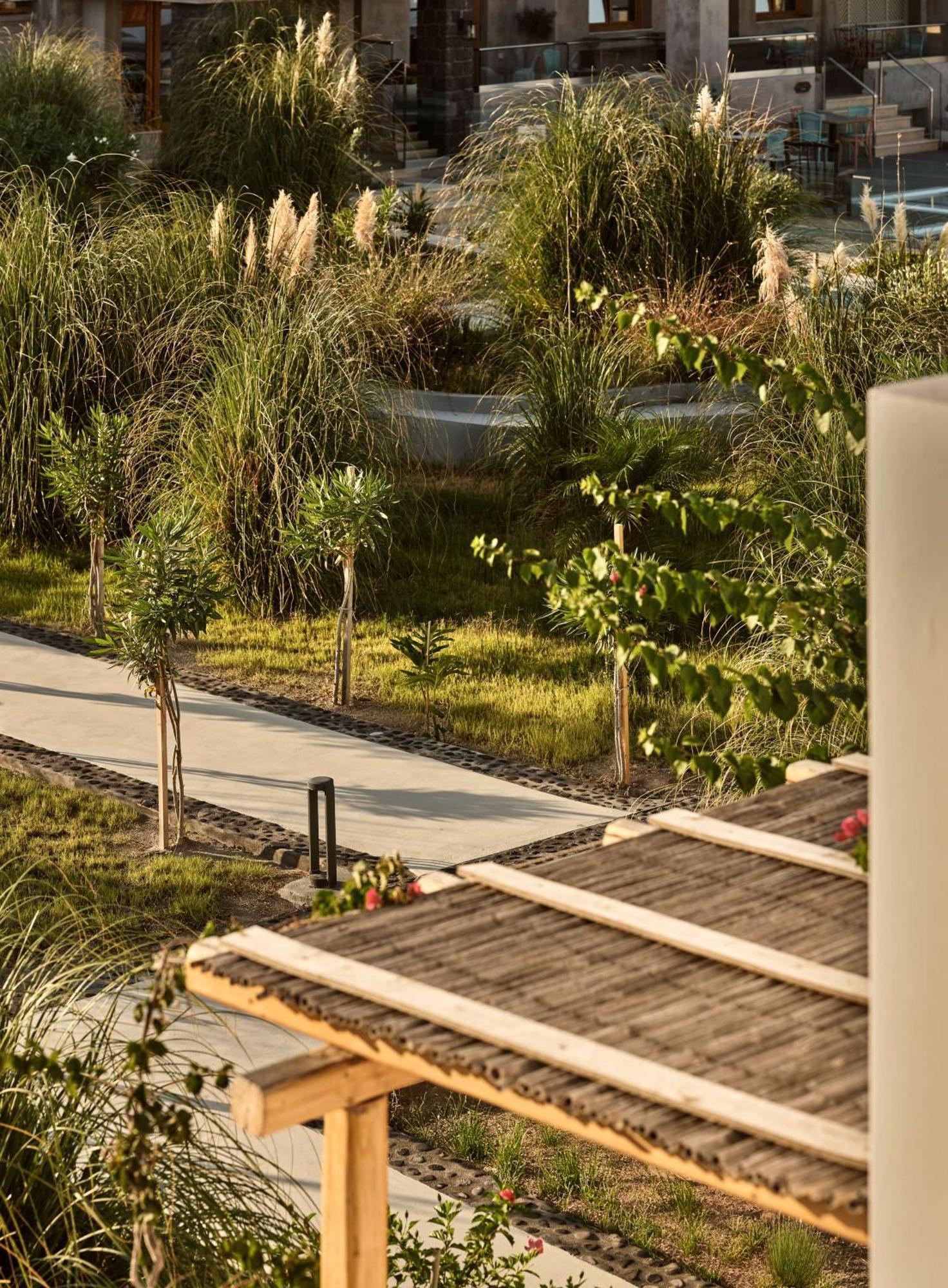 Sea Breeze Santorini Beach Resort, Curio By Hilton Agios Georgios  Kültér fotó