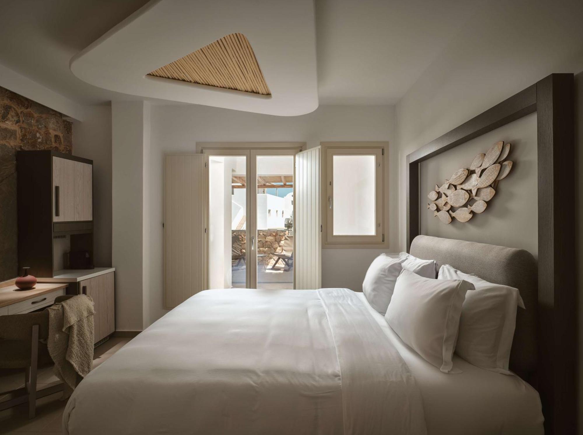 Sea Breeze Santorini Beach Resort, Curio By Hilton Agios Georgios  Kültér fotó