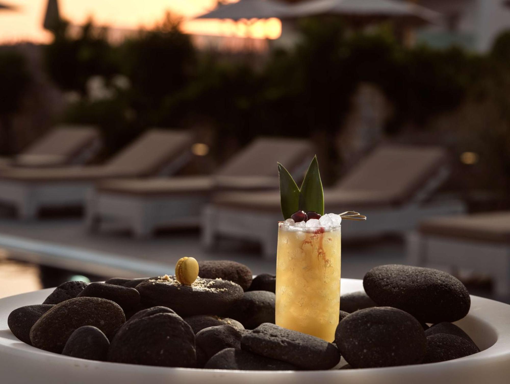 Sea Breeze Santorini Beach Resort, Curio By Hilton Agios Georgios  Kültér fotó