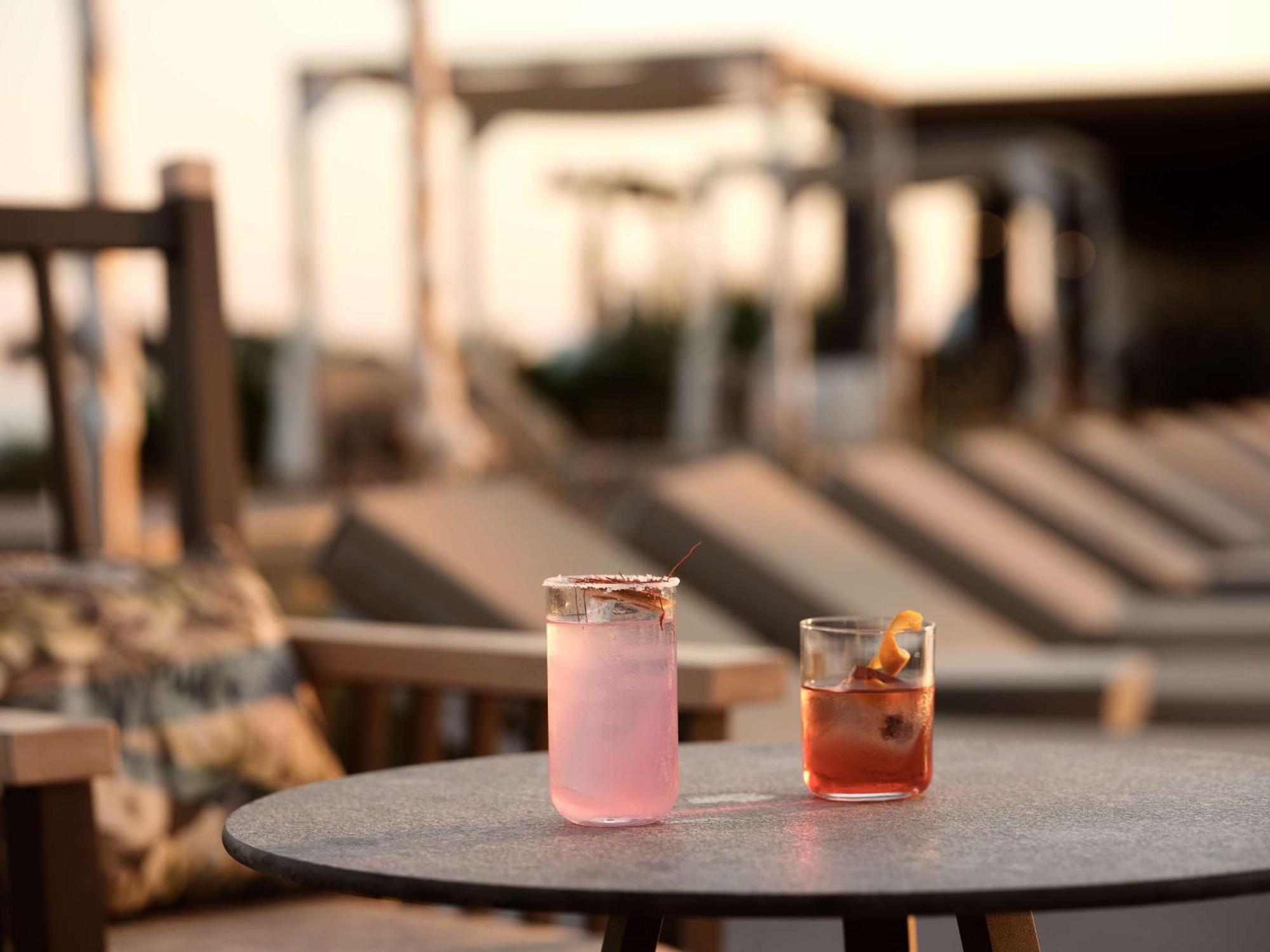 Sea Breeze Santorini Beach Resort, Curio By Hilton Agios Georgios  Kültér fotó