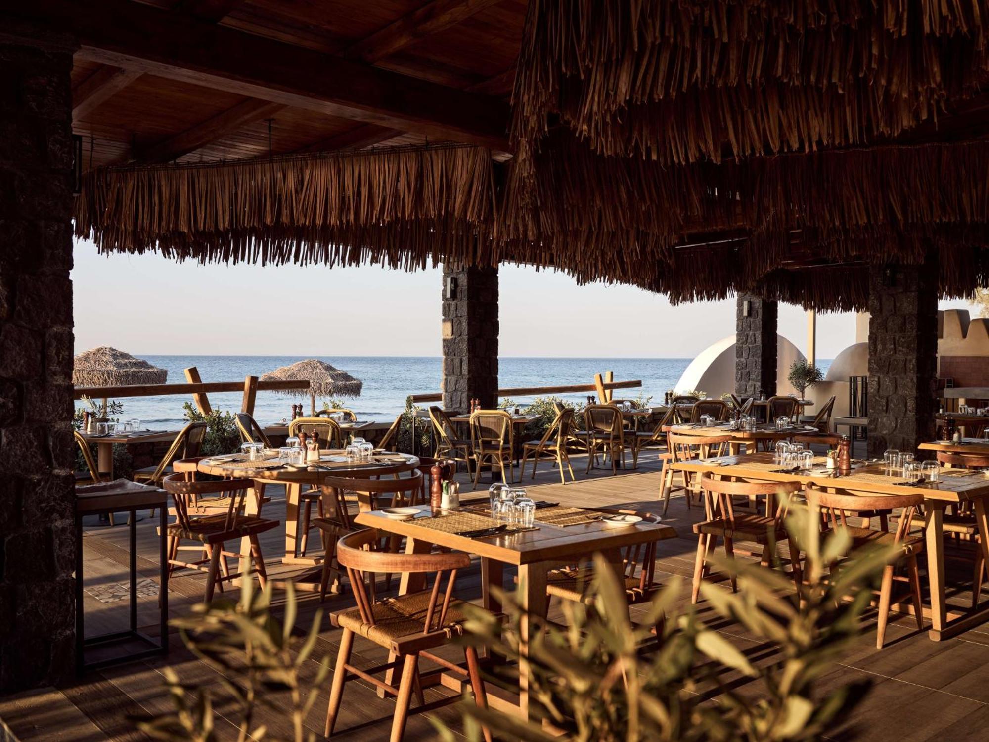 Sea Breeze Santorini Beach Resort, Curio By Hilton Agios Georgios  Kültér fotó