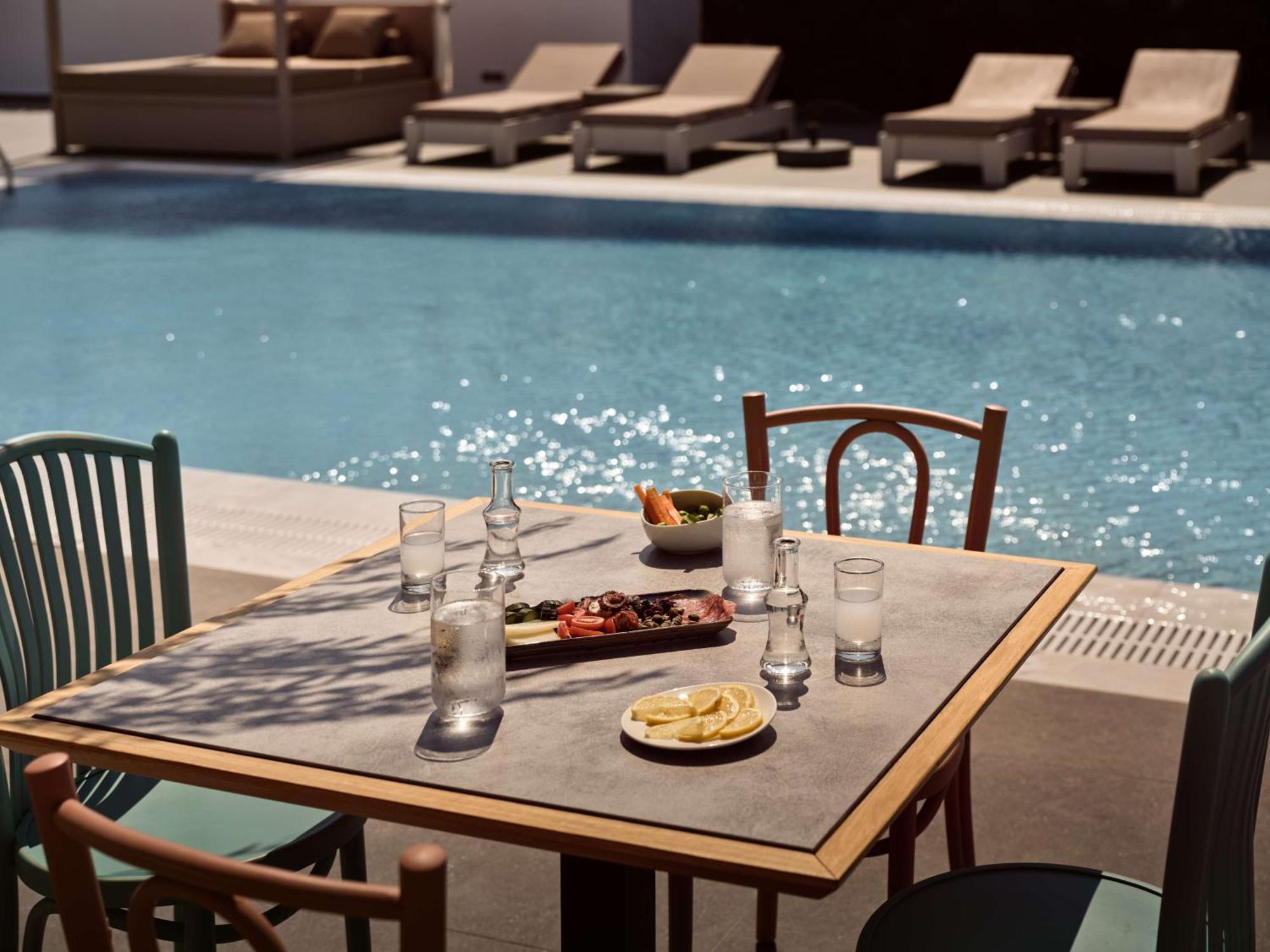 Sea Breeze Santorini Beach Resort, Curio By Hilton Agios Georgios  Kültér fotó