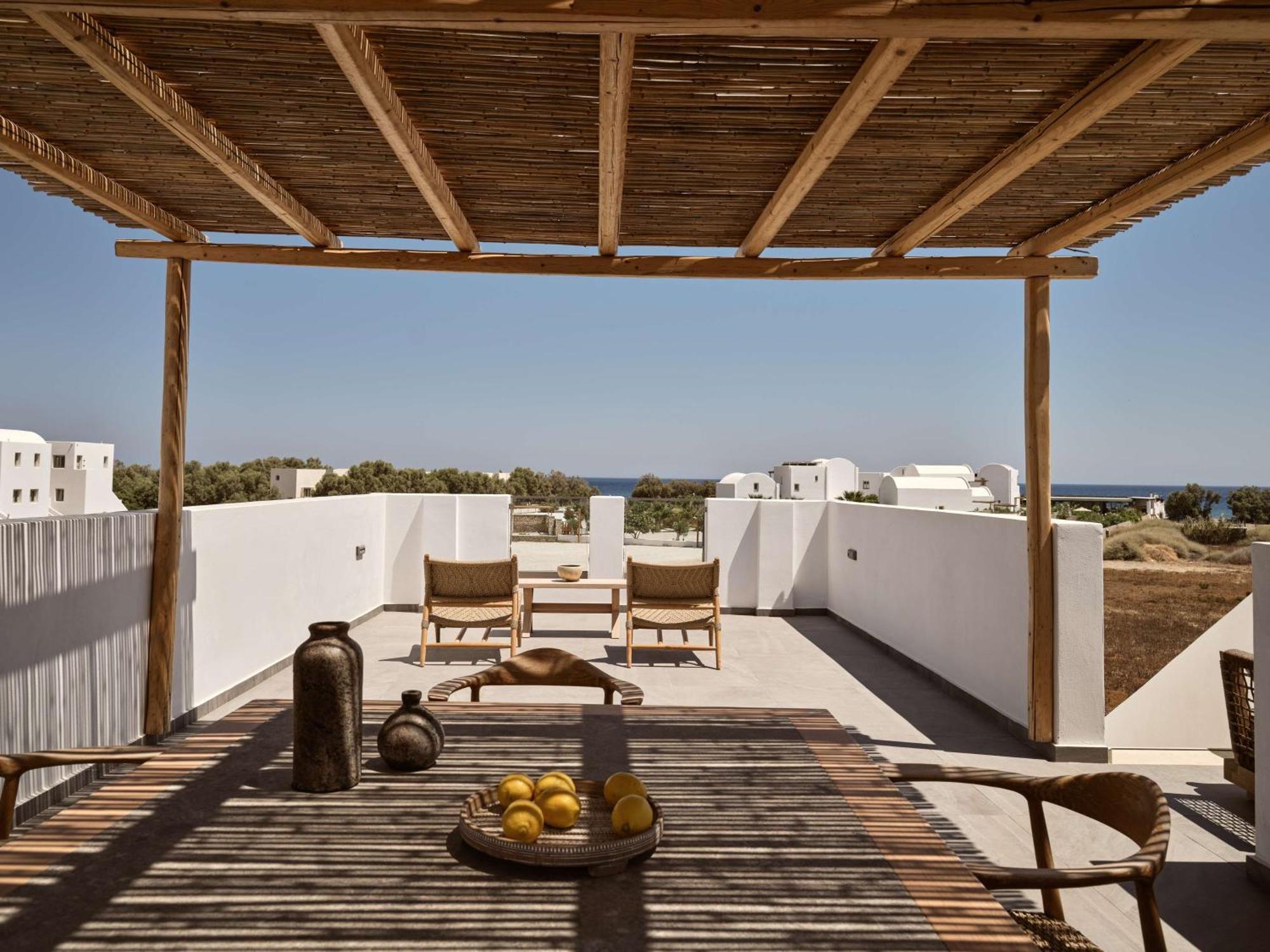 Sea Breeze Santorini Beach Resort, Curio By Hilton Agios Georgios  Kültér fotó