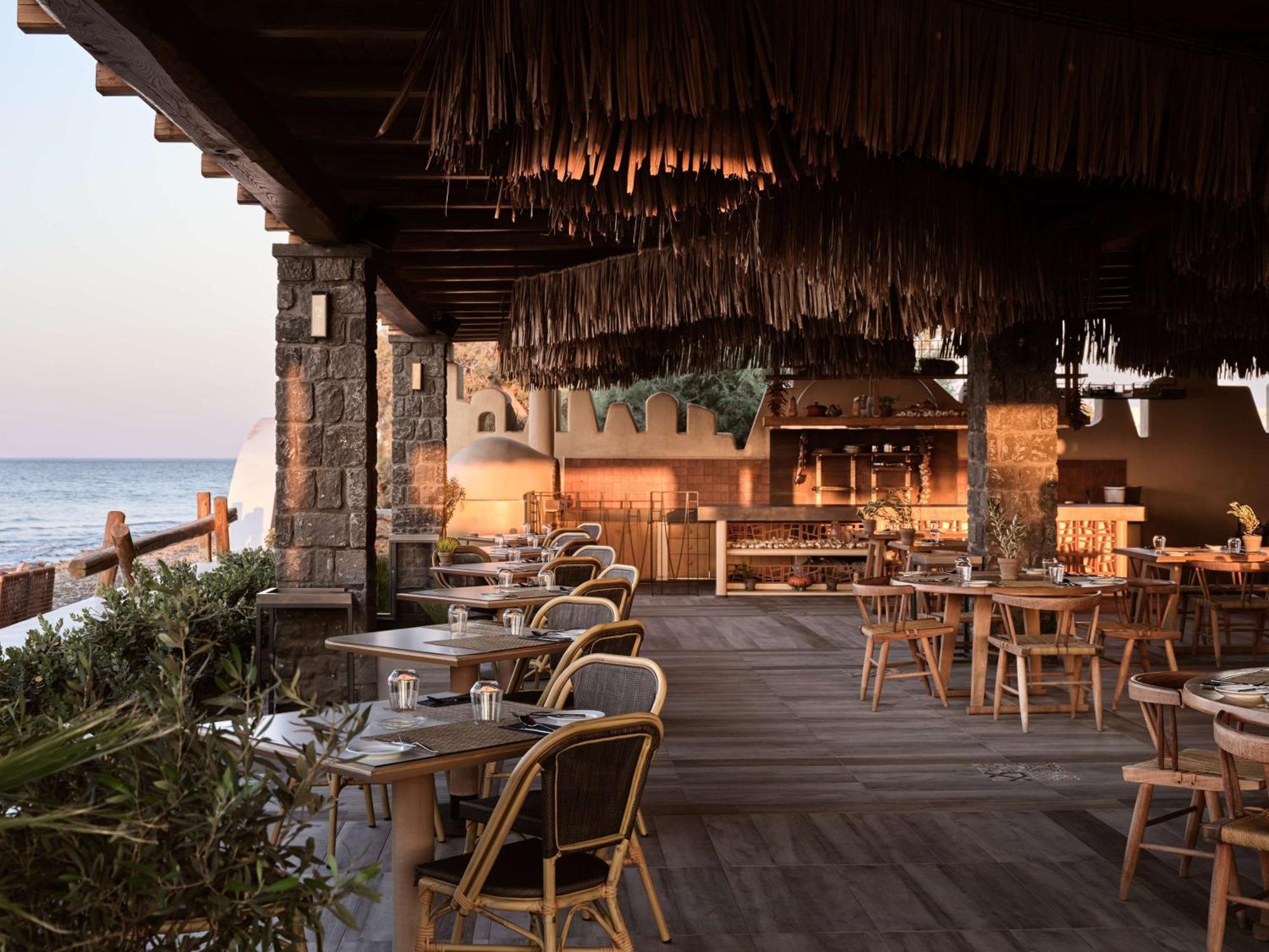 Sea Breeze Santorini Beach Resort, Curio By Hilton Agios Georgios  Kültér fotó