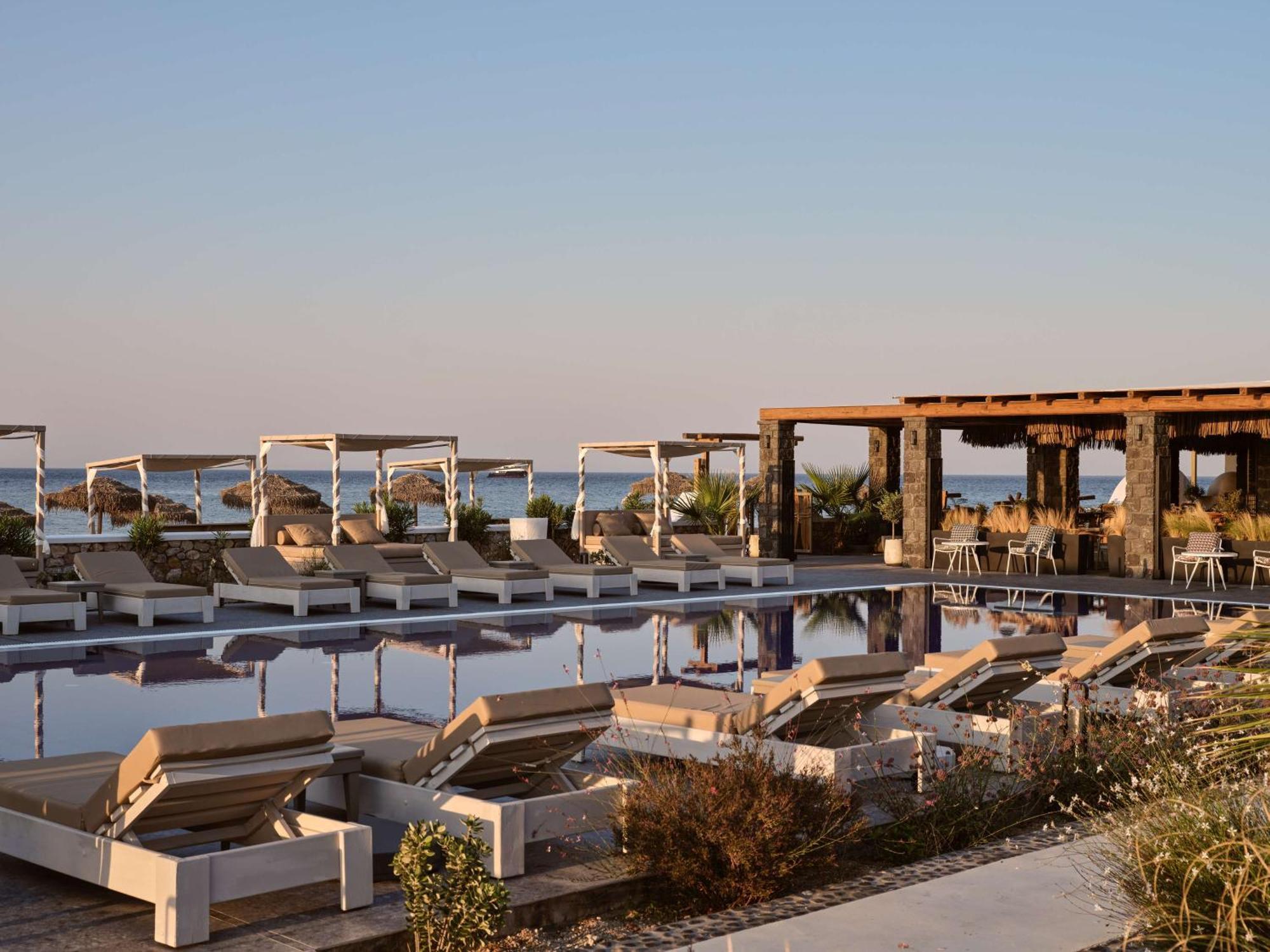 Sea Breeze Santorini Beach Resort, Curio By Hilton Agios Georgios  Kültér fotó