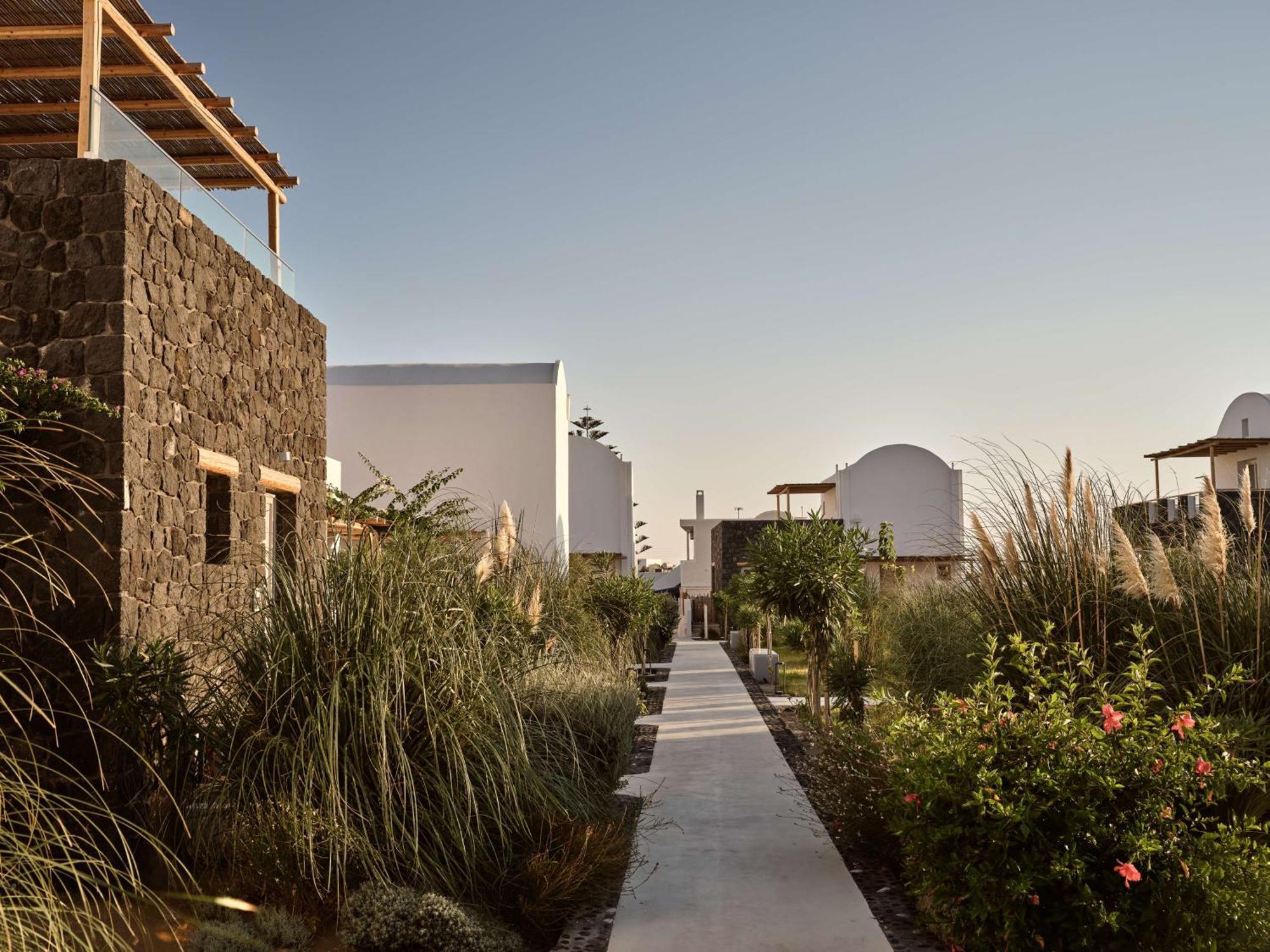 Sea Breeze Santorini Beach Resort, Curio By Hilton Agios Georgios  Kültér fotó