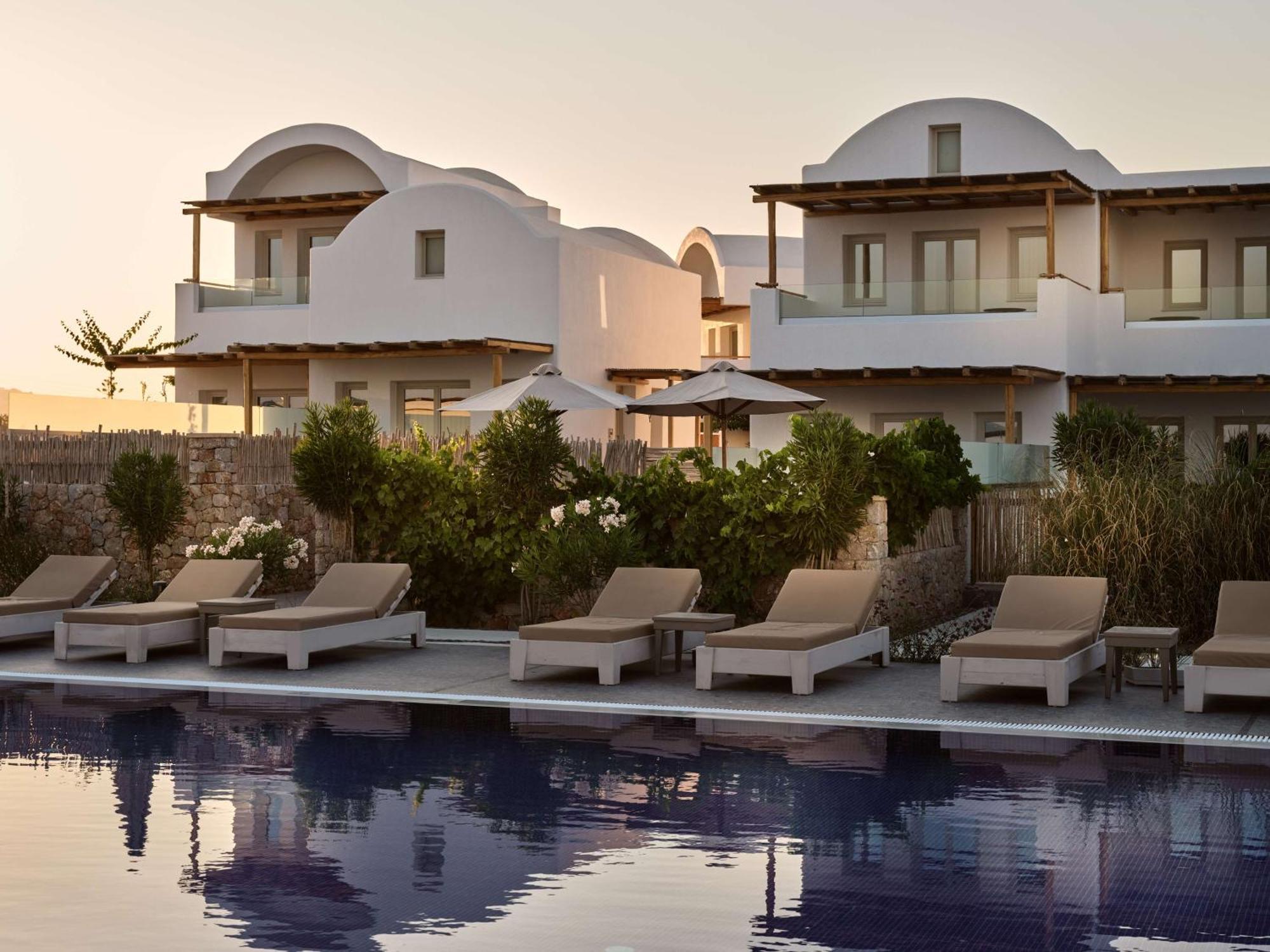 Sea Breeze Santorini Beach Resort, Curio By Hilton Agios Georgios  Kültér fotó