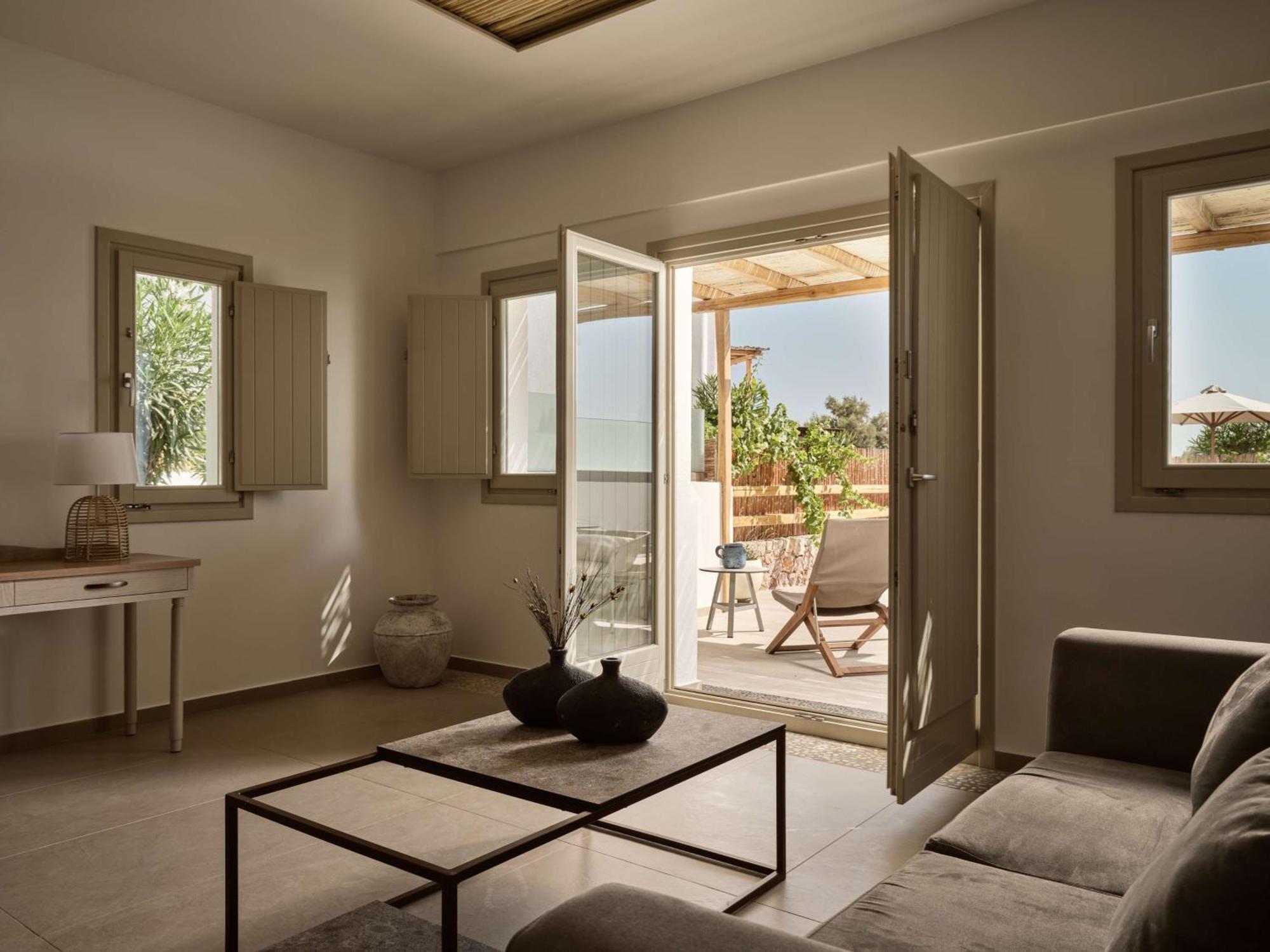 Sea Breeze Santorini Beach Resort, Curio By Hilton Agios Georgios  Kültér fotó